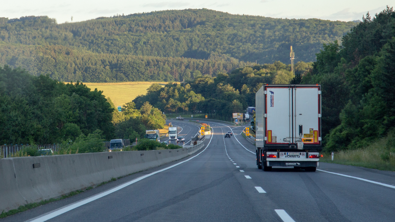 Scopri di più sull'articolo Circolare 2024 – 35: Bari –Brindisi – Taranto: Sospensione temporanea della circolazione per i veicoli di massa complessiva superiore a 7,5 tonnellate e/o adibiti al trasporto di merci pericolose dall’ 11 al 15 giugno 2024